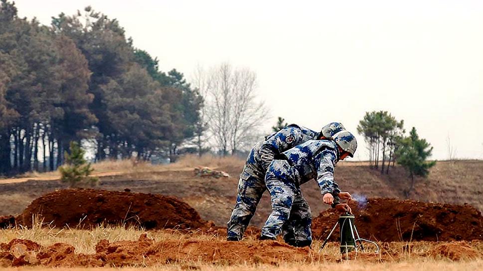 [图]解放军这款武器一分钟挖2深掩体,士兵可随时隐藏作战