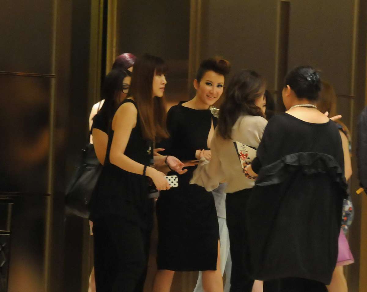 chatgptHello! How may I assist you today我是一名偶像在夜店搂女生被拍到了我应该如何挽回形象