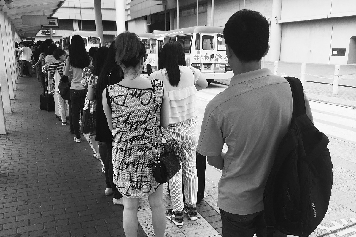 2015年5月6日,阿凌就职于深圳一家半事业性质的单位,利用业余时间往返