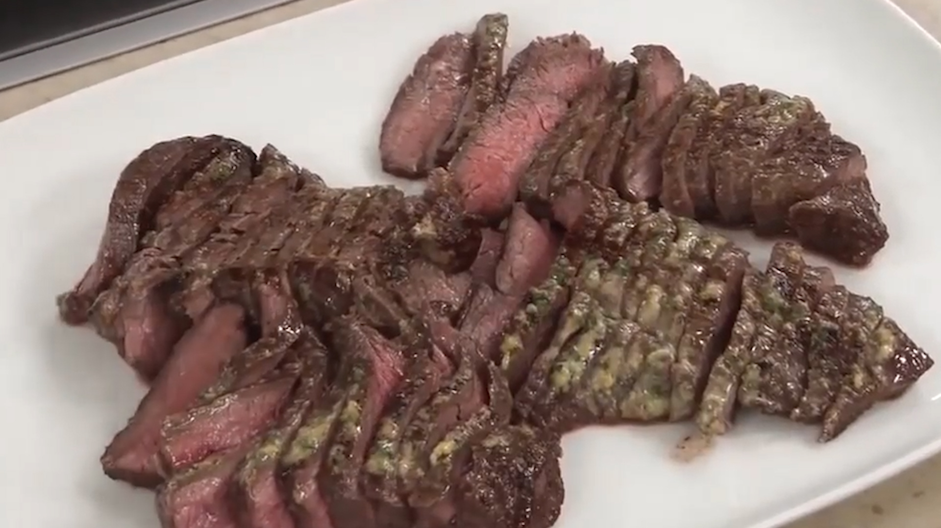 为什么有些牛肉会泛绿光呢,这是怎么回事,难道是坏了吗