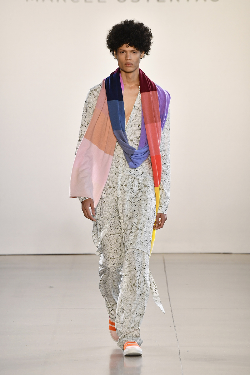 Normcore、Gorpcore 和 Y2K 服装风格：发展脉络和联系