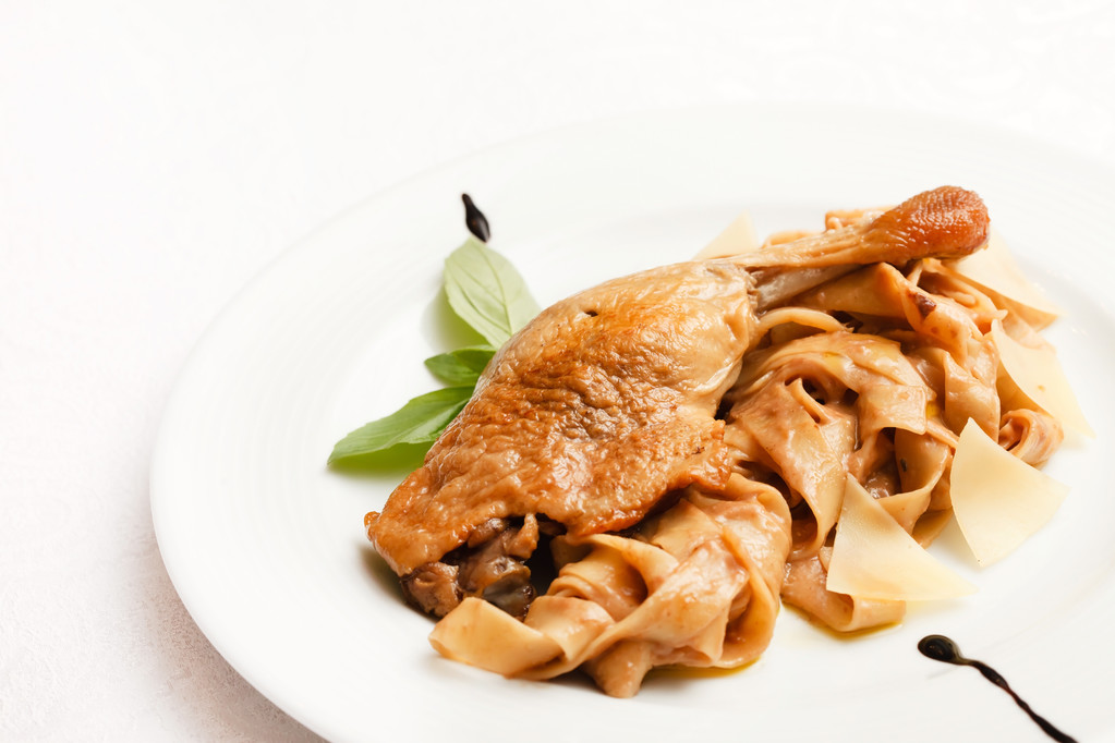 一斤面条搭配鸡腿,小胖做鸡腿面吃,做法简单又营养吃着真香