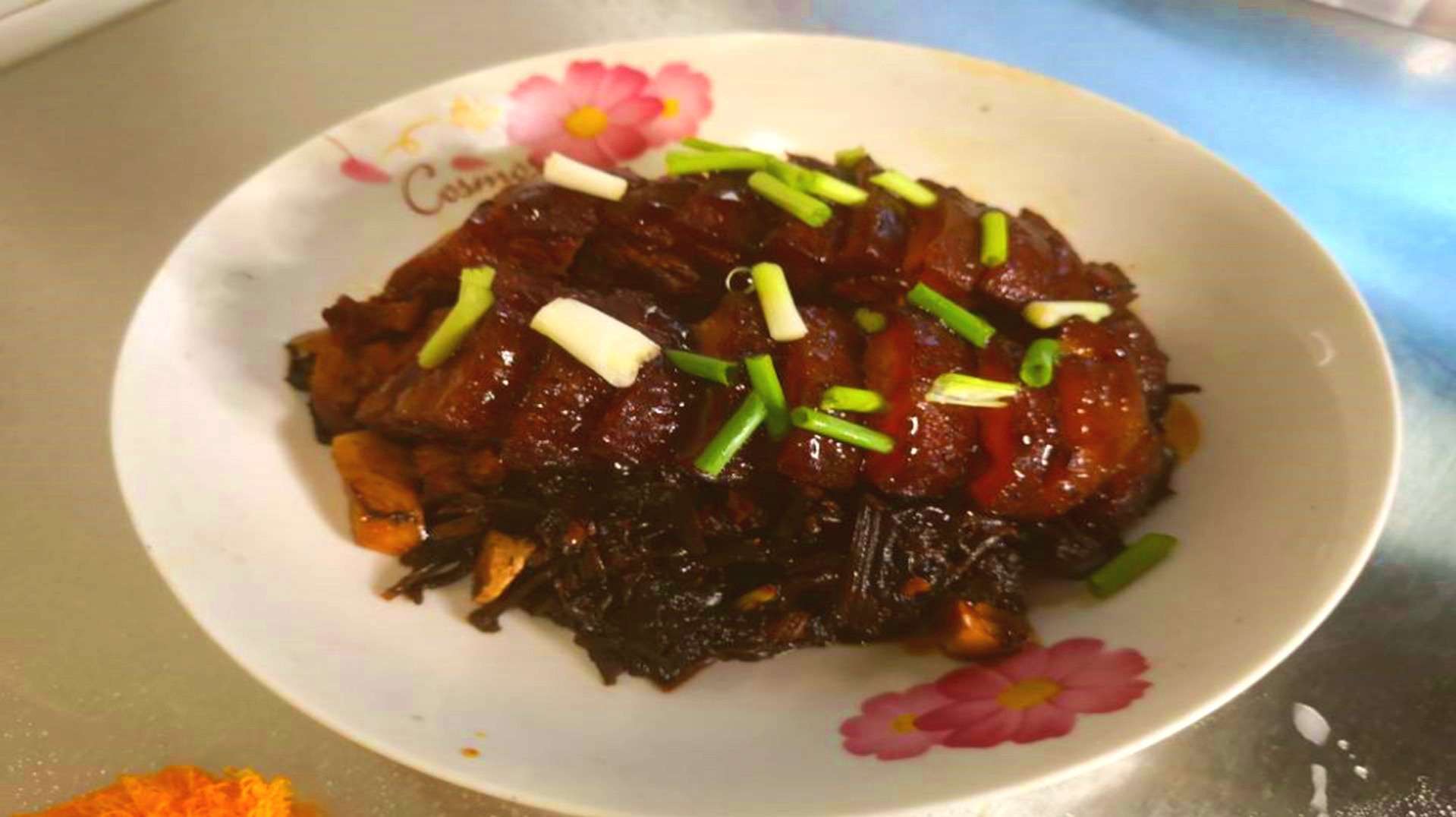 入口即化的梅菜扣肉,菜比肉还好吃,在家也能做出饭店的味道