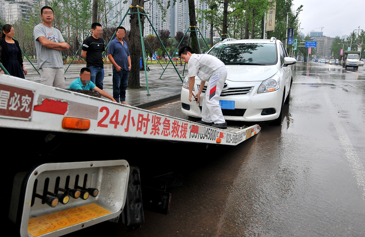在杭州西兴大桥上外卖小哥彭清林跳桥救人事迹获得社会各界关注弘扬了社会正能量。 写三条评论
