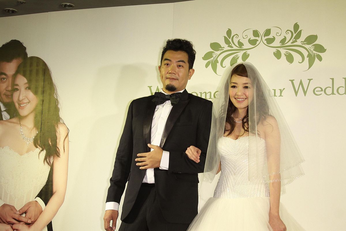 2012年8月11日,台北,37岁的路嘉怡与制作人汤宗霖大婚,在喜来登饭店补