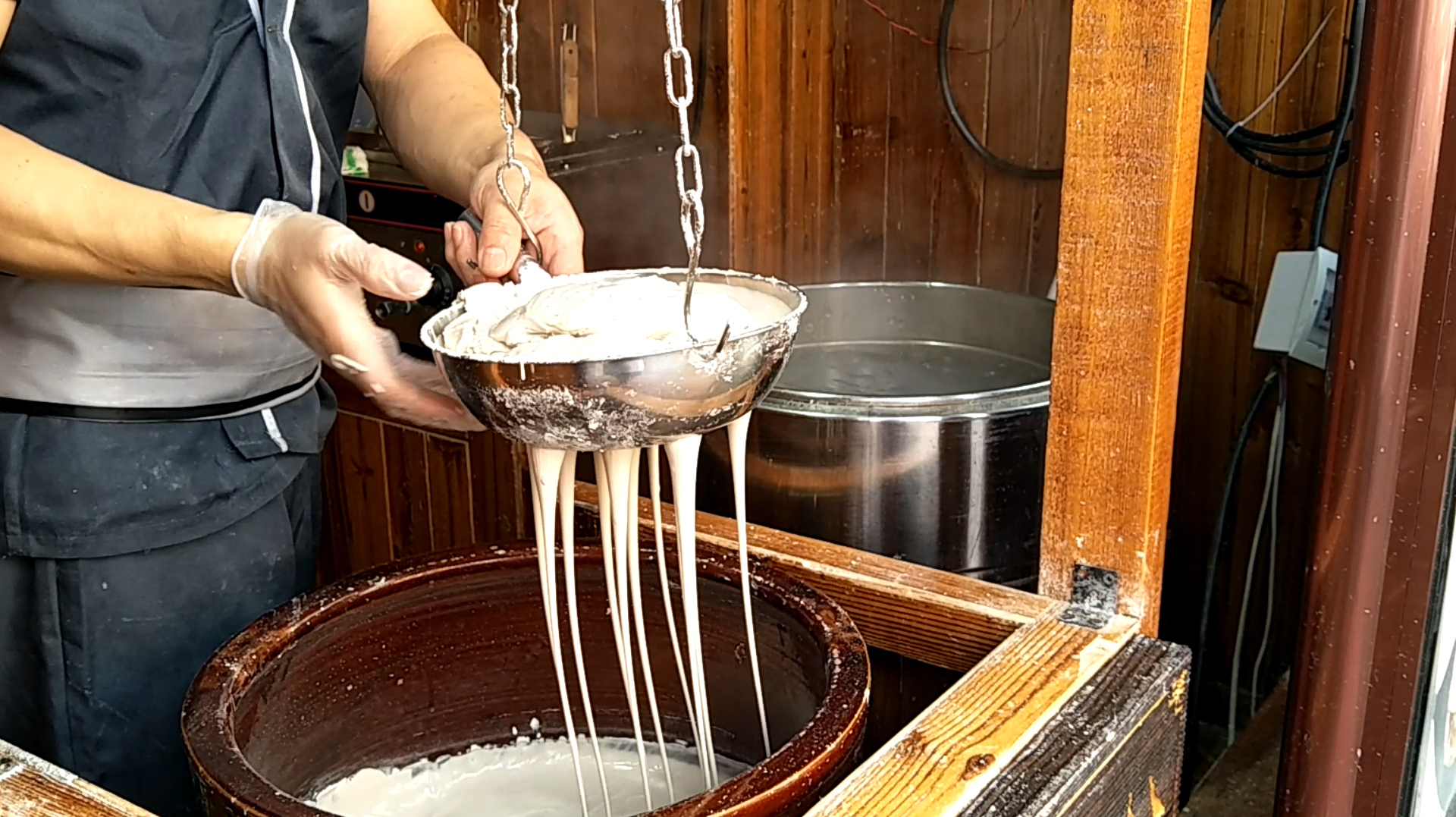 一天卖200碗的手工酸辣粉,你绝对没见过是这样制作的,酸辣爽口