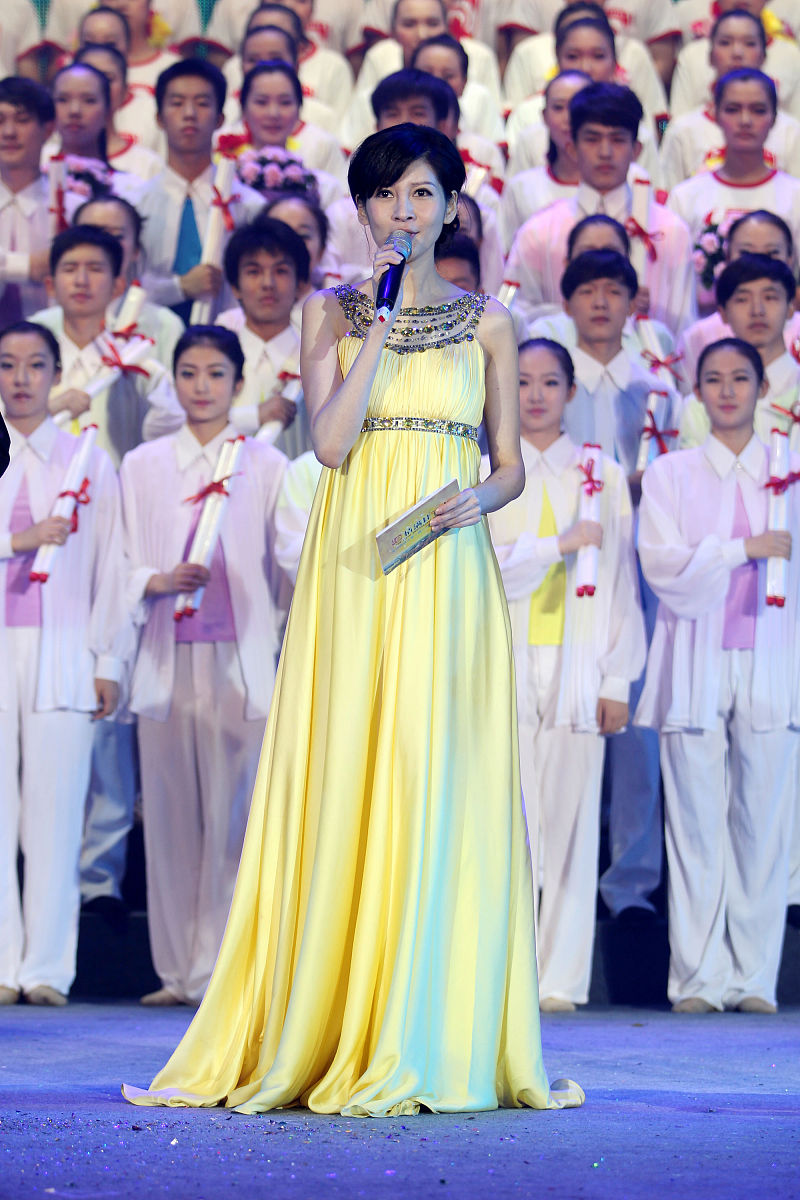 校庆晚会主持开场词：诗意满怀，致敬母校