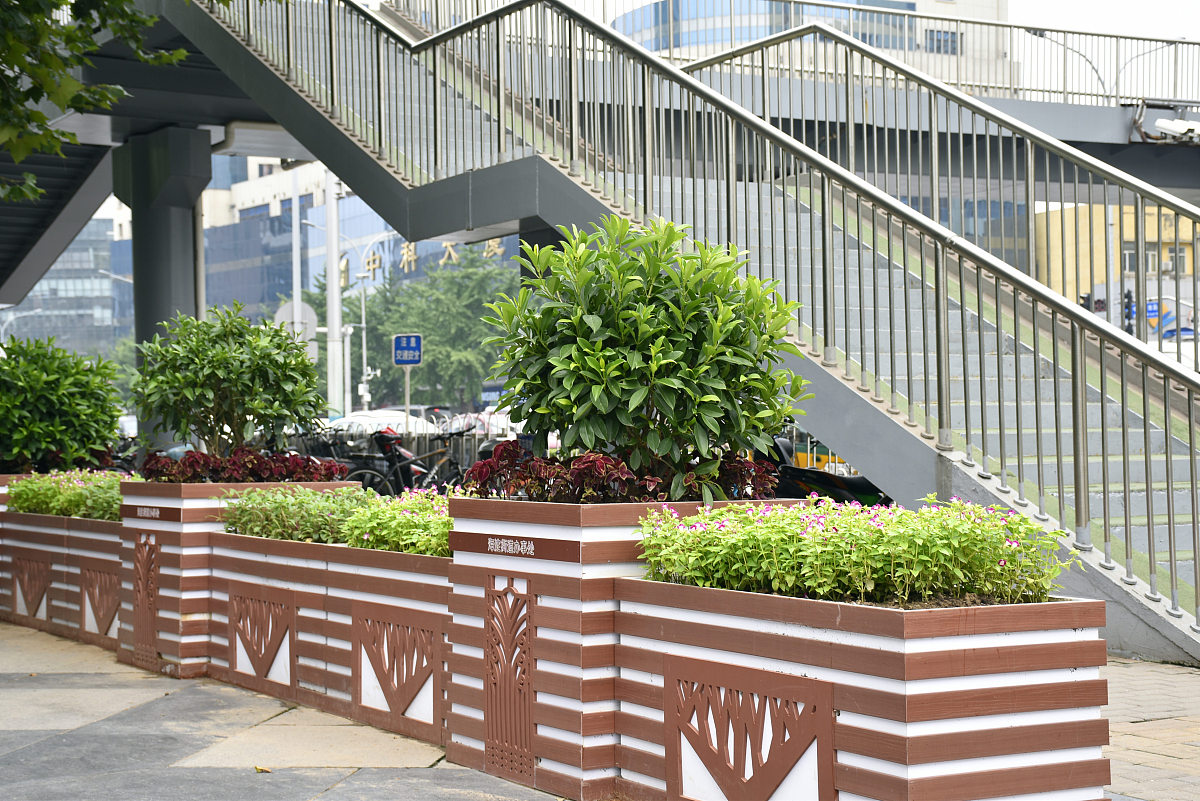 济南创高户外金属花箱篇源头实力生产厂家品类齐全款式新颖支持定制花箱可用于道路隔断护栏户外造景提升城市美化度成为道路上的焦点随时随地在户外享受道路都美好风景有关金属花箱的文案大全