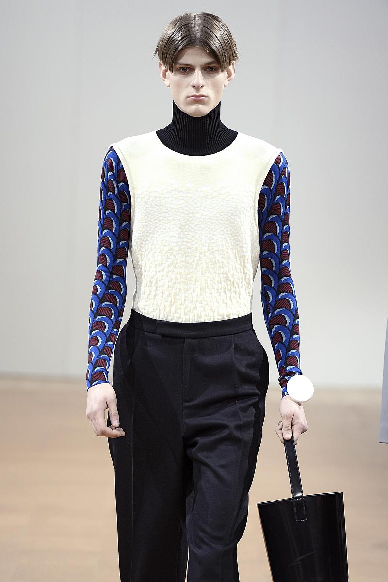 以时尚与创新作为主题编写一篇时尚资讯不少于五百字包含以下内容：【JW Anderson Spring 2024 Menswear】本季秀场上出现款式各异的针织衫显然针织已成为一种热潮部分针织衫还拥有超大V型领设计随性又精致。童年的橄榄球衫因条纹配色等元素洋溢着青春气息还有以水果袋、办公室沙发、皮扶手椅甚至是拖把头为灵感的服饰设计师通过周围的事物激发灵感潜意识里成为设计风格的一部分。木底鞋、仿鳄鱼纹