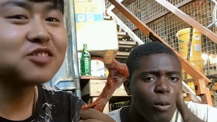中国小新和黑人二嘎一起吃鸡腿,竟然看饿了,网友:给我一块!