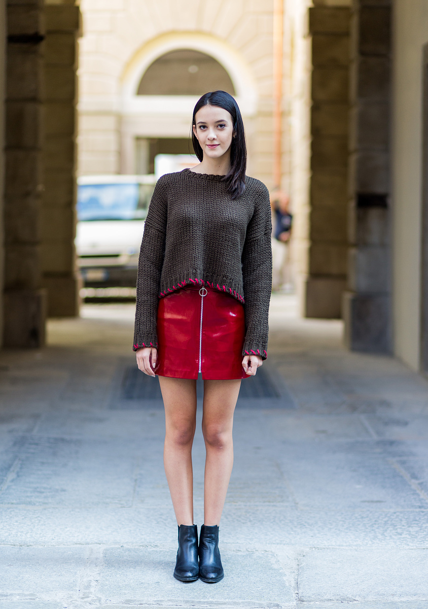 毛衣,拉链,皮裙***_***milan, italy - september 25:  alexandra koz