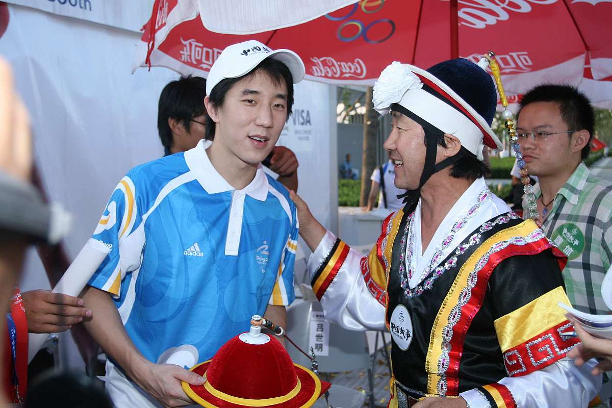 2008年9月5日,北京,"中国故事"主题文化活动发布会.房祖名和自己的老