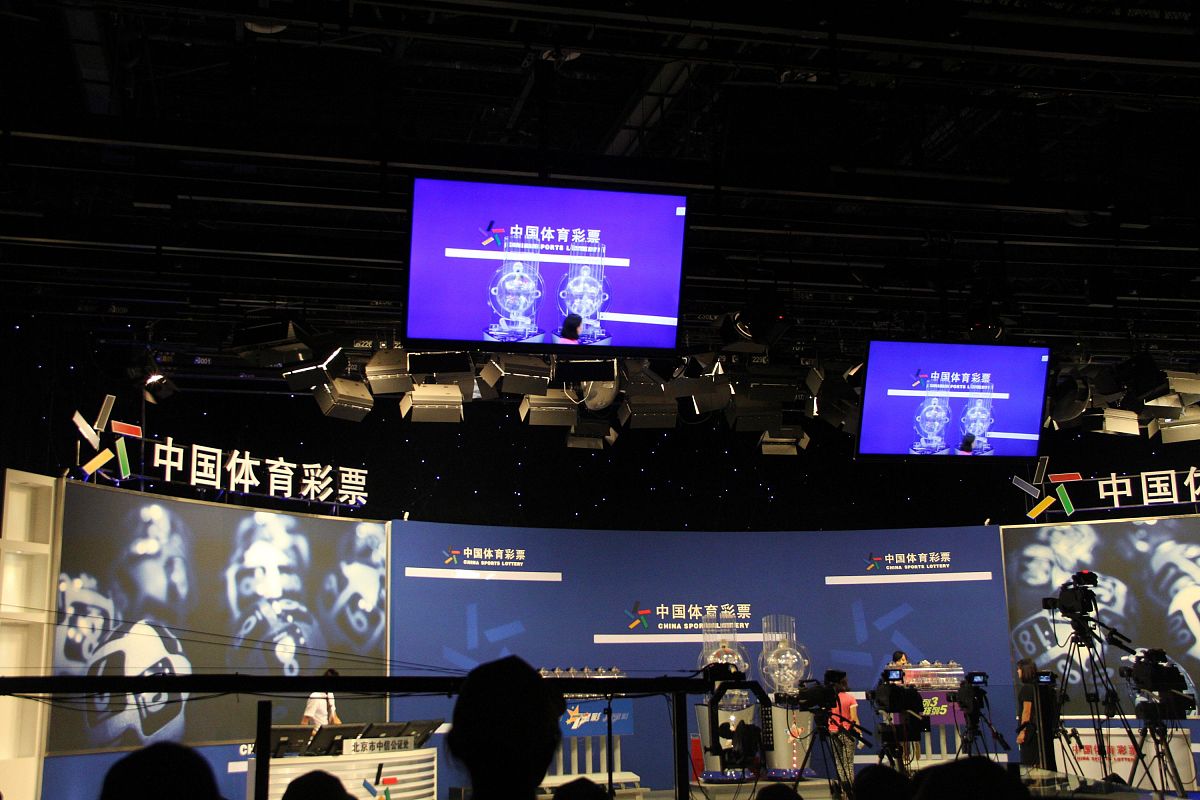 2015年8月3日,北京,体彩超级大乐透开奖现场.***_***2015年8月3日,北