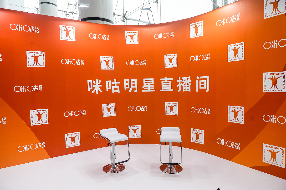 生成一个以平行世界为背景沈飞获得直播系统只要赚够200就下播3000字的文章