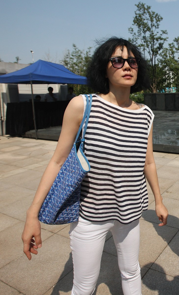 李海燕26岁女性描写一下李海燕的容貌和身体特征要有青春和性感