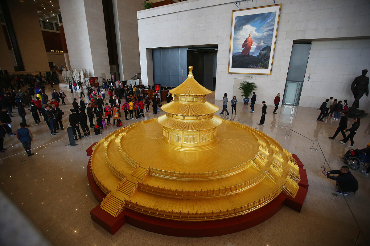 2017年10月15日,北京,由中国紫檀博物馆制作的艺术珍品"著名古建筑天