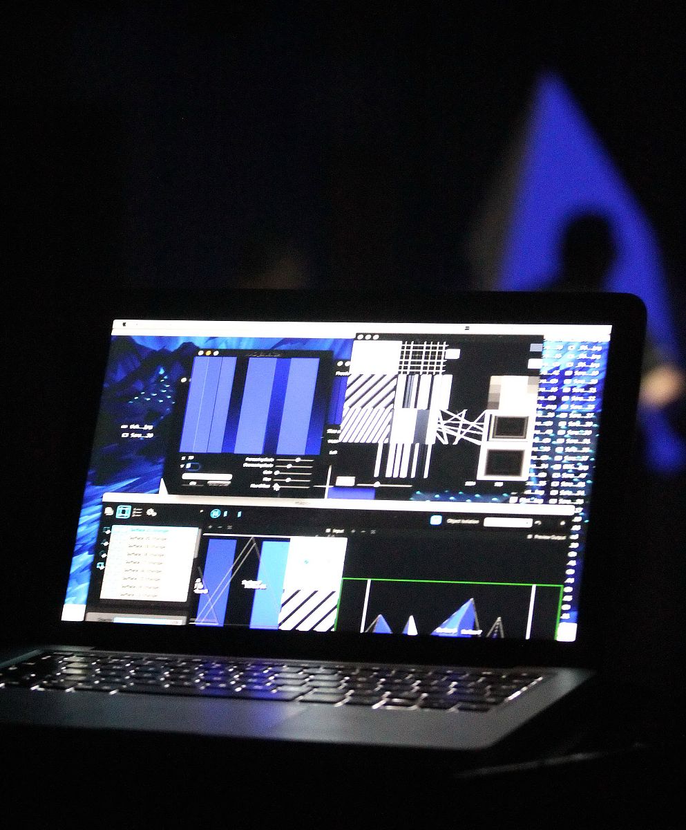 写出基于声卡的虚拟信号源设计论文中的摘要部分2000字