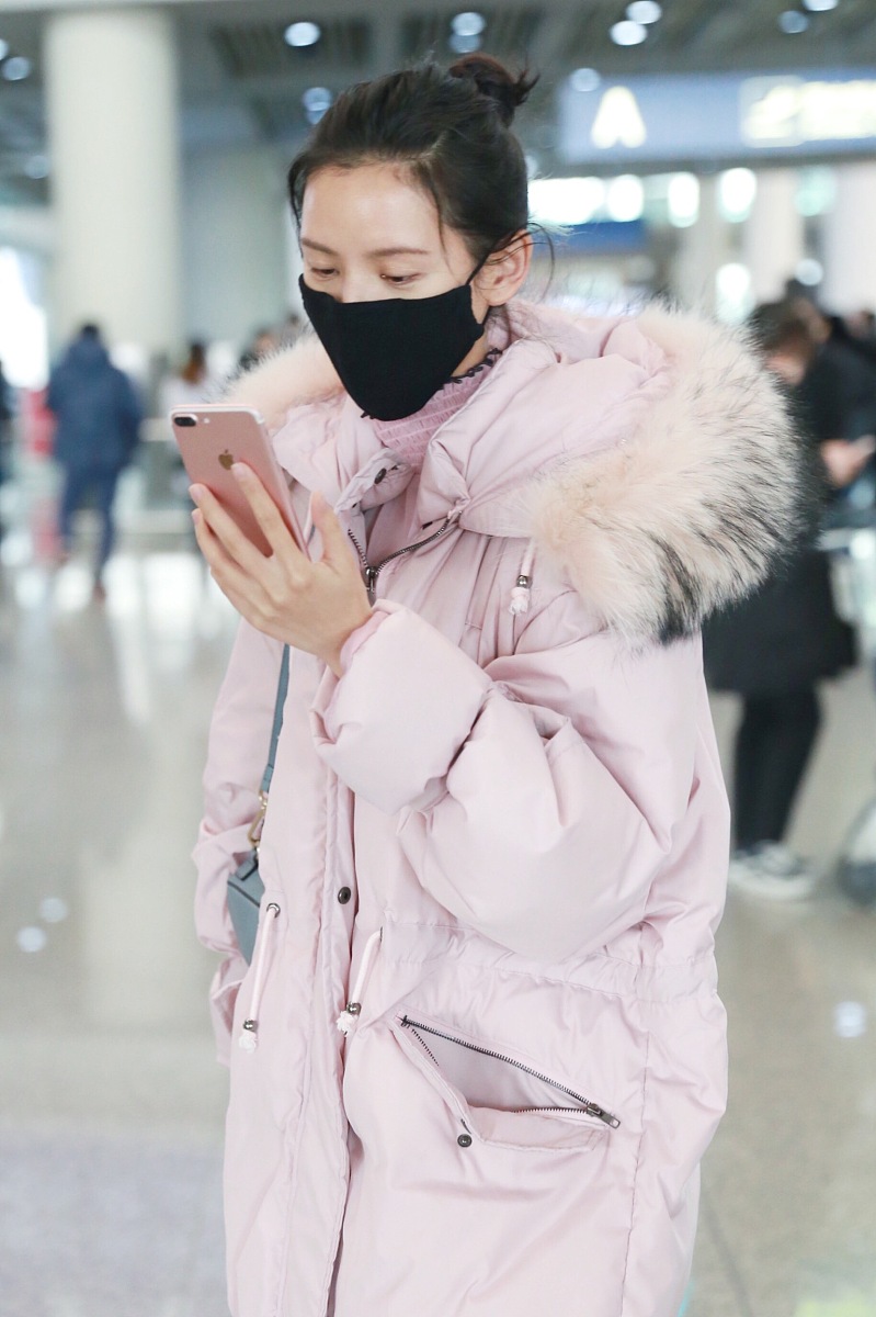 小鬼的奇妙发现：脏手、糕点和神秘卡片