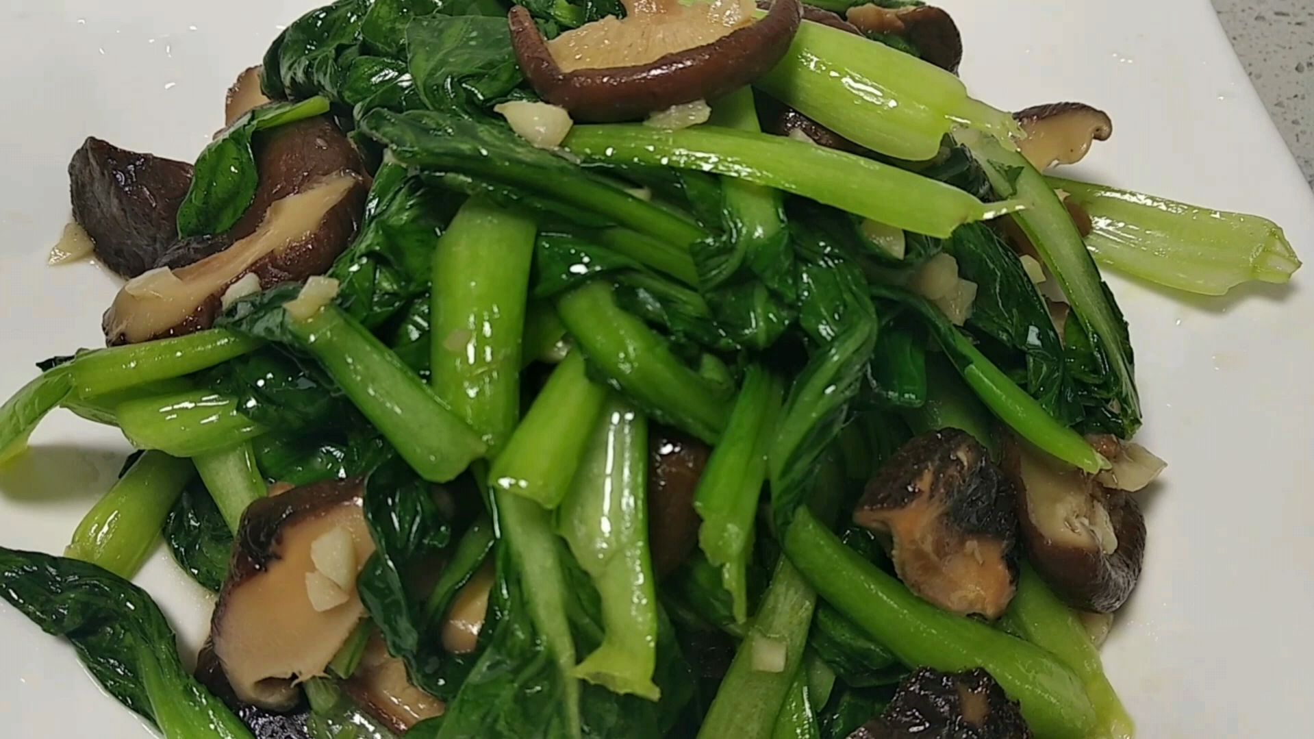 最家常的香菇炒青菜,这样炒,青菜翠绿不出水,清淡美味又营养。