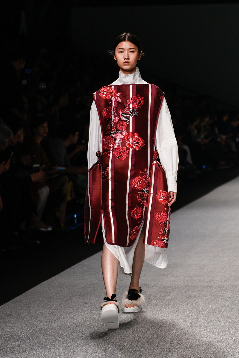 老舍《茶馆》读后感：揭示中国近代社会矛盾与人民奋斗