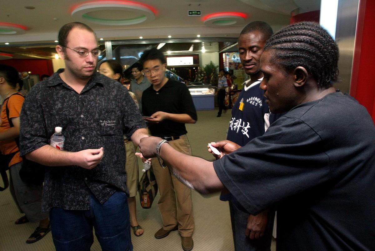 中国驻肯尼亚大使馆警务联络处处长张峻玮致肯尼亚警方及项目负责人