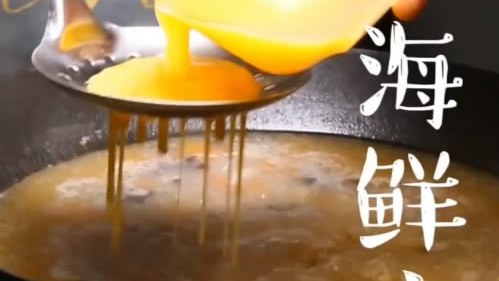 #今天吃什么#今天我们喝海鲜疙瘩汤啦喜欢的给我双击关注哦。感谢啦～ 家常做法: 1准备西红