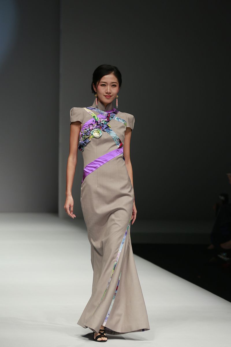 你现在的身份是一名小学语文老师要参加文章大赛文章题目为《诗意人生启迪童心——小学语文现代诗教学的探索与实践》请概述其小节内容诗歌的思想价值在写作过程中可以增加现代诗进行举例说明保证其内容的新意和逻辑性不要乱写其格式如下：二诗歌的思想价值