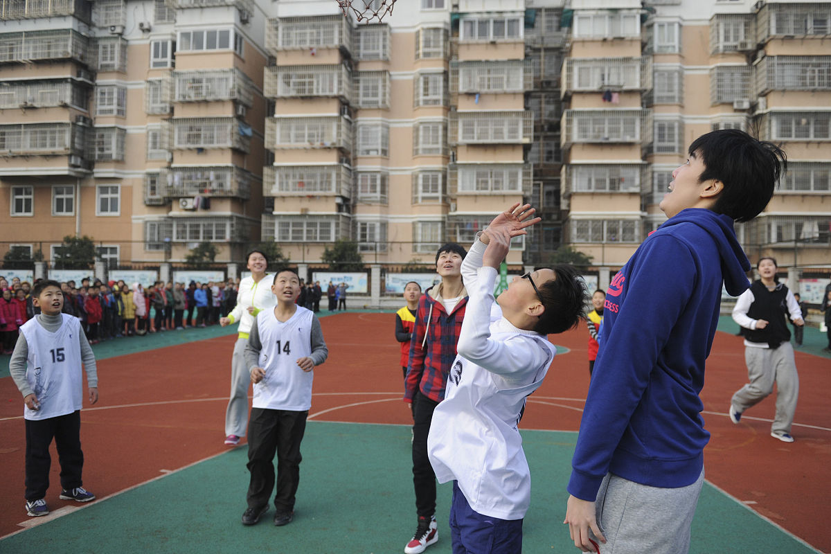 2015年1月30日,宁波,八一女篮走进鄞州邱隘实验小学,办讲座传球技赠篮