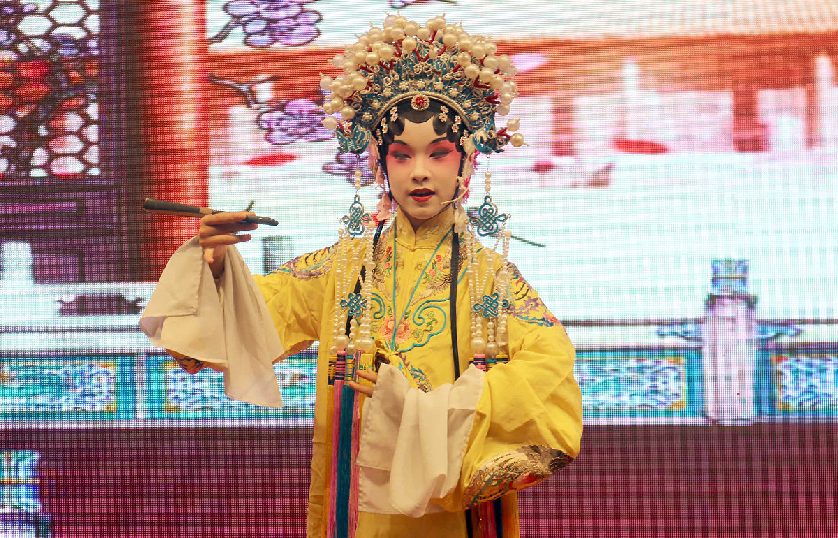 2019年3月27日,江苏省苏州市平江实验学校的学生在表演昆曲片段.
