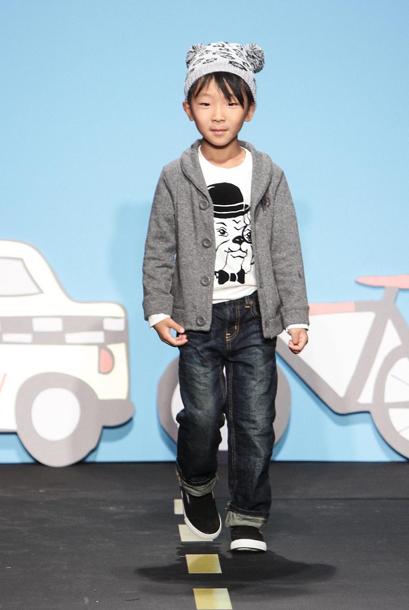 帮我撰写一篇有温度的时尚童装秋季穿搭文案以描述服饰具体细节为主题服装类型：褐色条纹和白色线条交织的宽松卫衣、大翻领白色衬衣清新感小碎花缀满、灰蓝色条纹交织白色的休闲卫衣