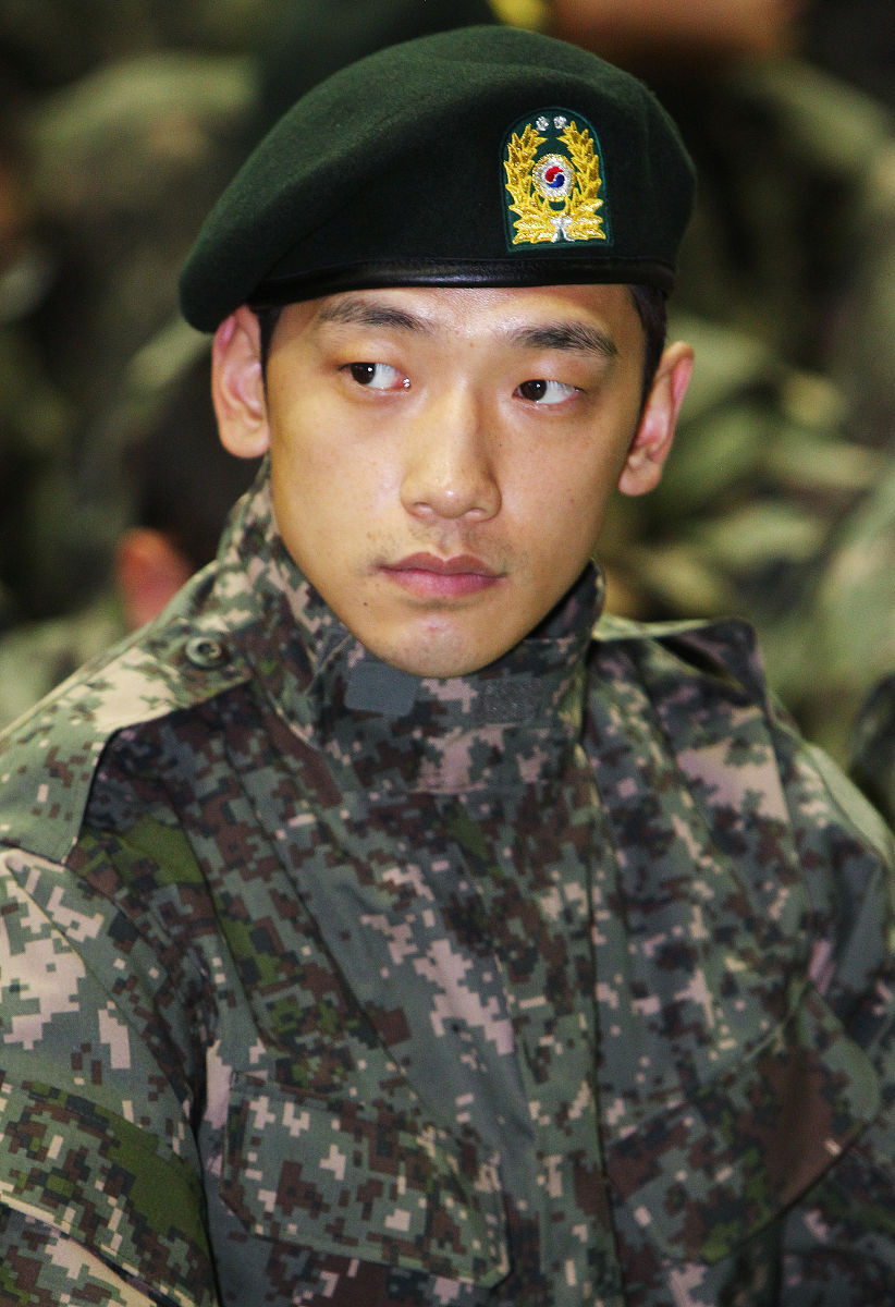 2011年10月14日,韩国京畿道,韩国小天王rain(郑智薰)入伍后照片曝光.
