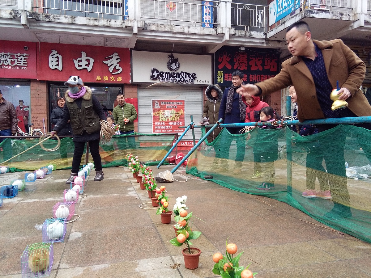 色狼小游戏(一个小游戏记忆中好像是4399的,一个女的好像是躲避对面色狼,色狼会)