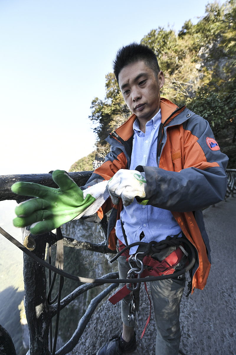 一位女教师每天带领班上的15名女生去散步她把这些女生按3人一组分成5组问能不能作出一个连续散步7天的分组计划使得任意两个女生曾被分到一组且仅被分到一组也就是说随便从15人中挑出2人她俩在一周所分成的35个小组里必在一组中见过一面且仅见一面。请给出安排的方案。