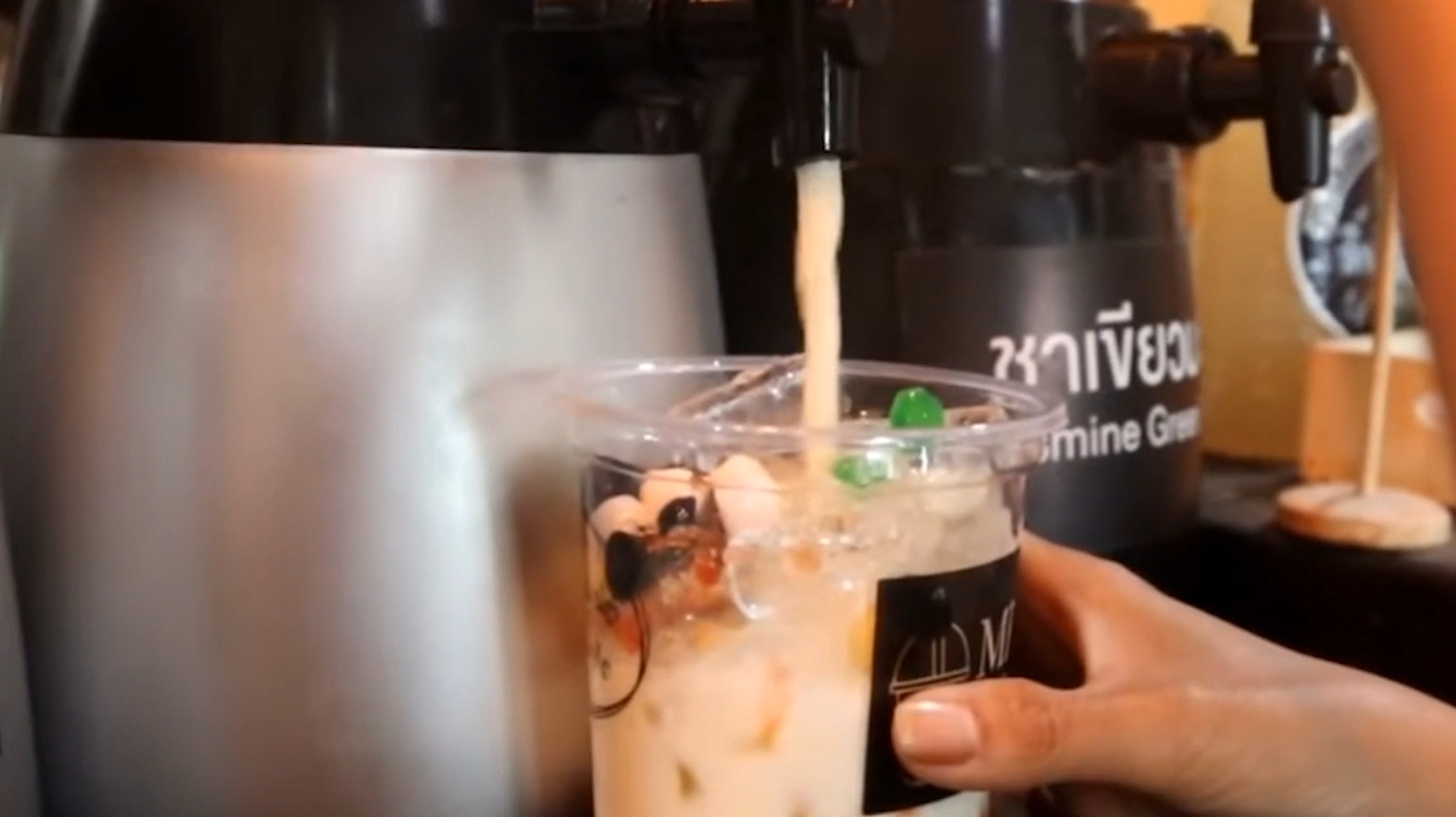泰国街头的自助奶茶,自己动手加料,想加多少加多少,一杯卖7块
