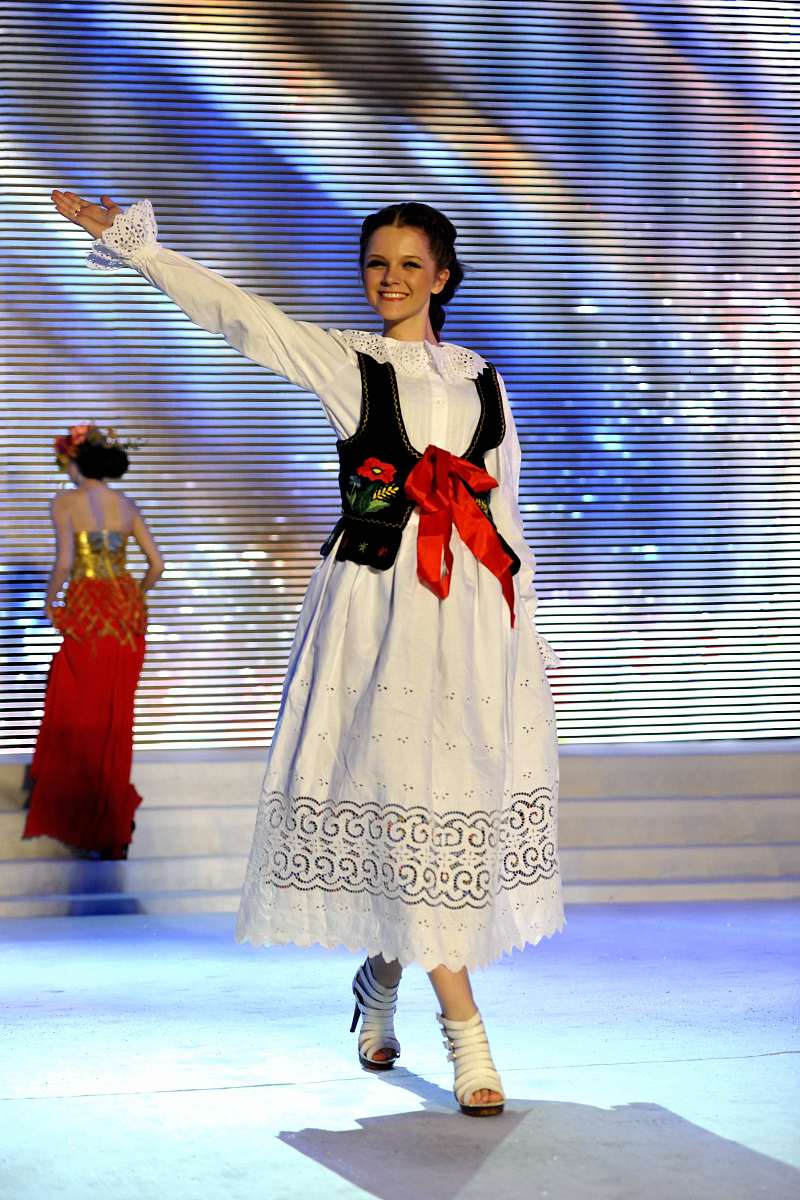 2012年5月8日,2012世界超级模特大赛外国民族服装展示.***_***2012世