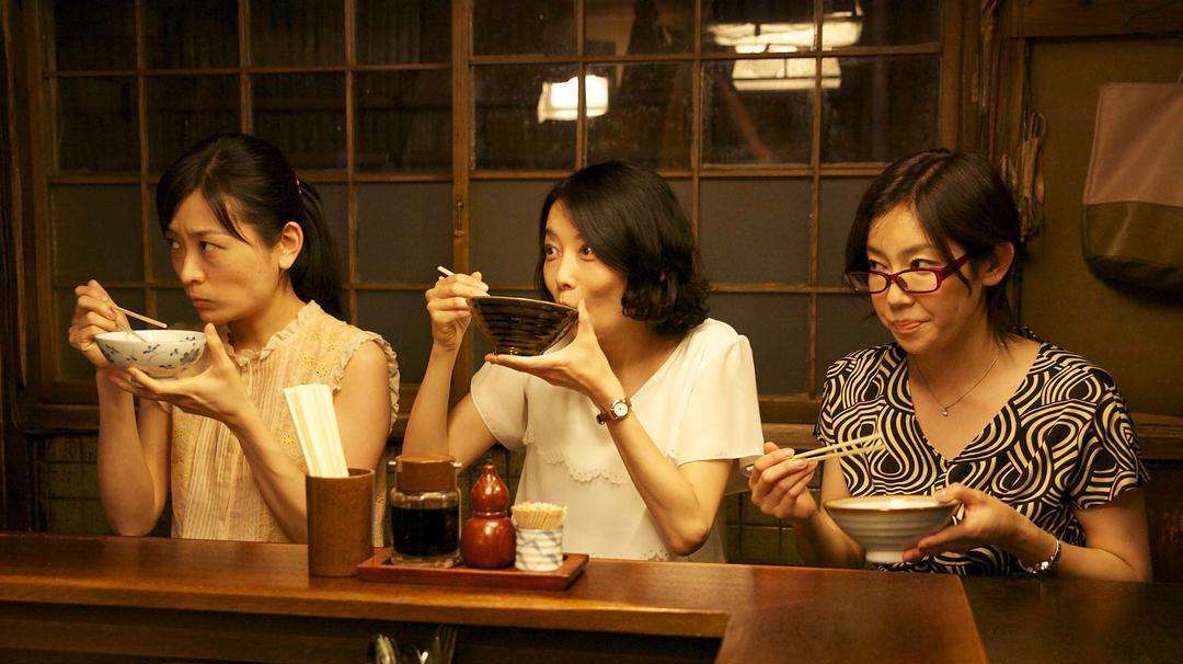 日本媳妇儿到中国探亲,觉得中国饭菜不好吃,从包里拿出了鱼罐头