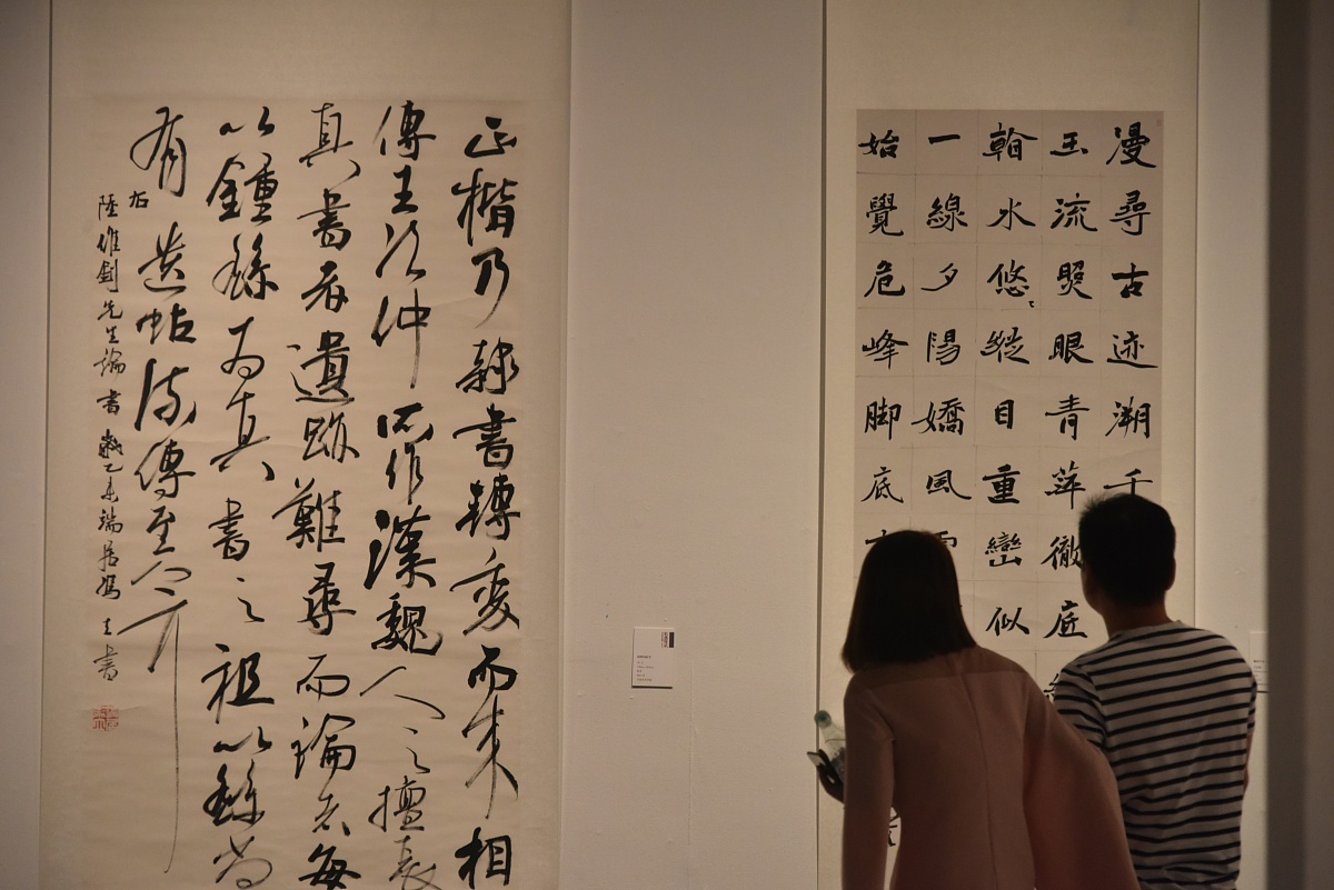 用周伟万岁写一首8言藏头诗