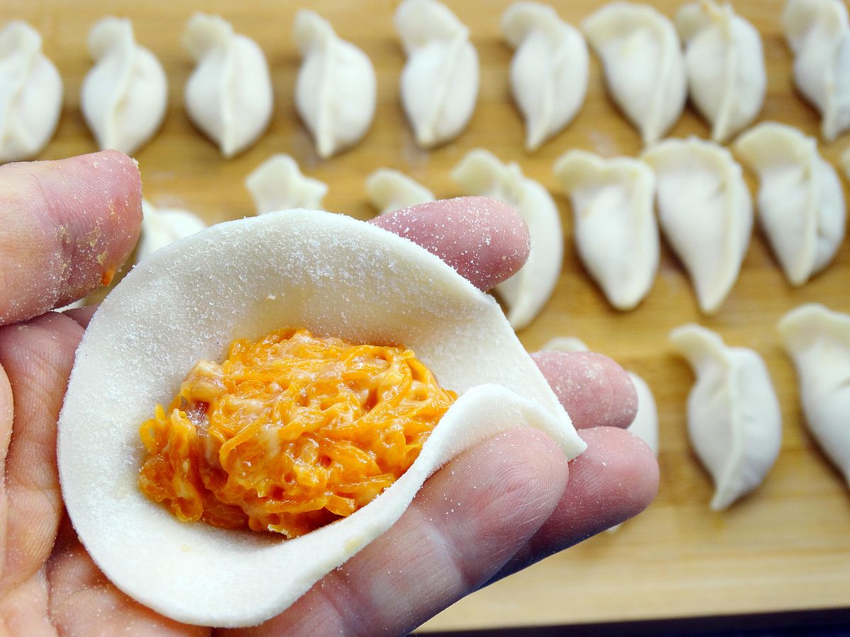 图为南瓜馅饺子的制作过程 用买的饺子皮(有时间自家和面最好),用自己