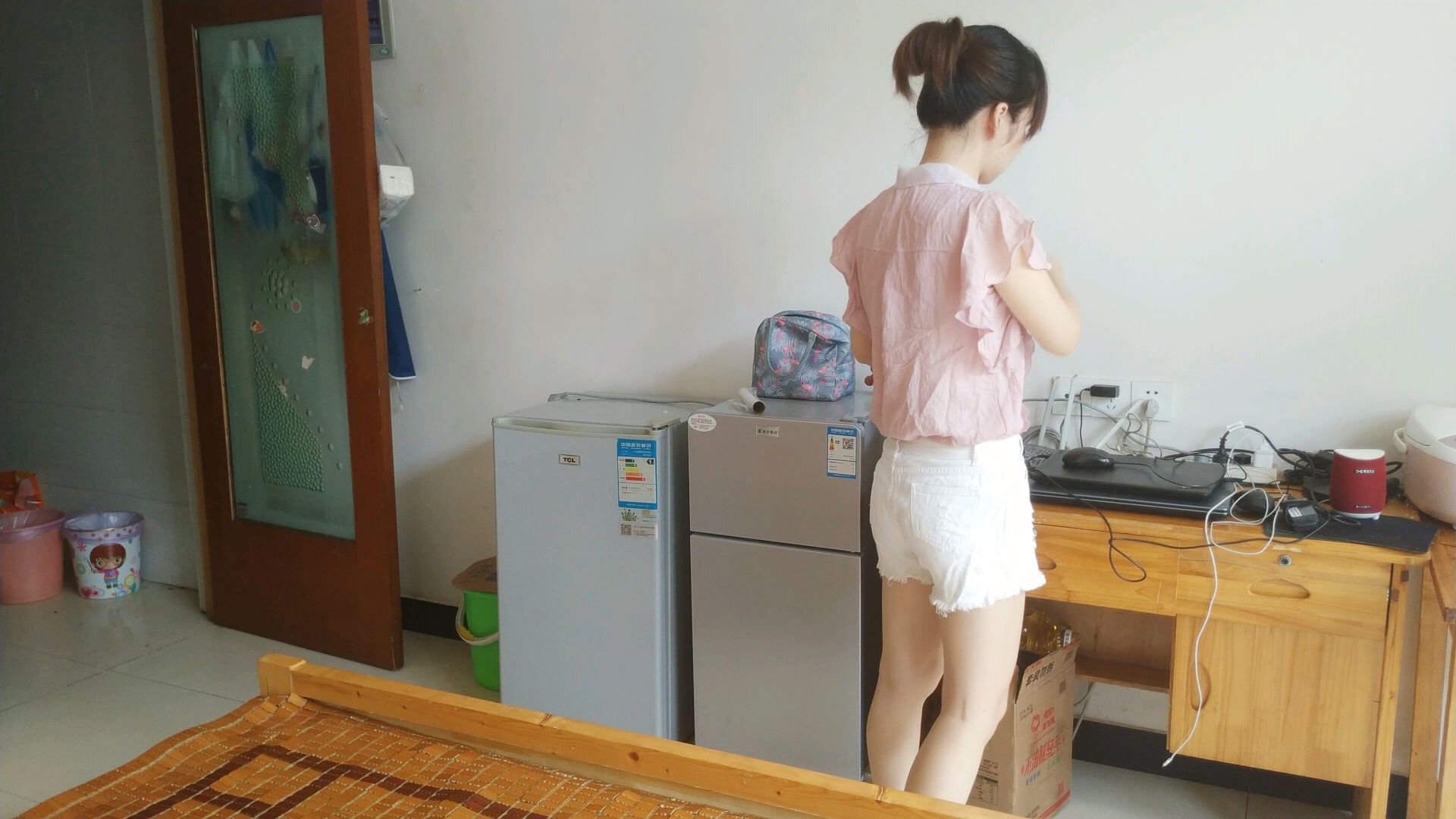 上海35度高温 打工妹被热的汗流浃背 出租屋吃半边剁椒鱼头 真爽