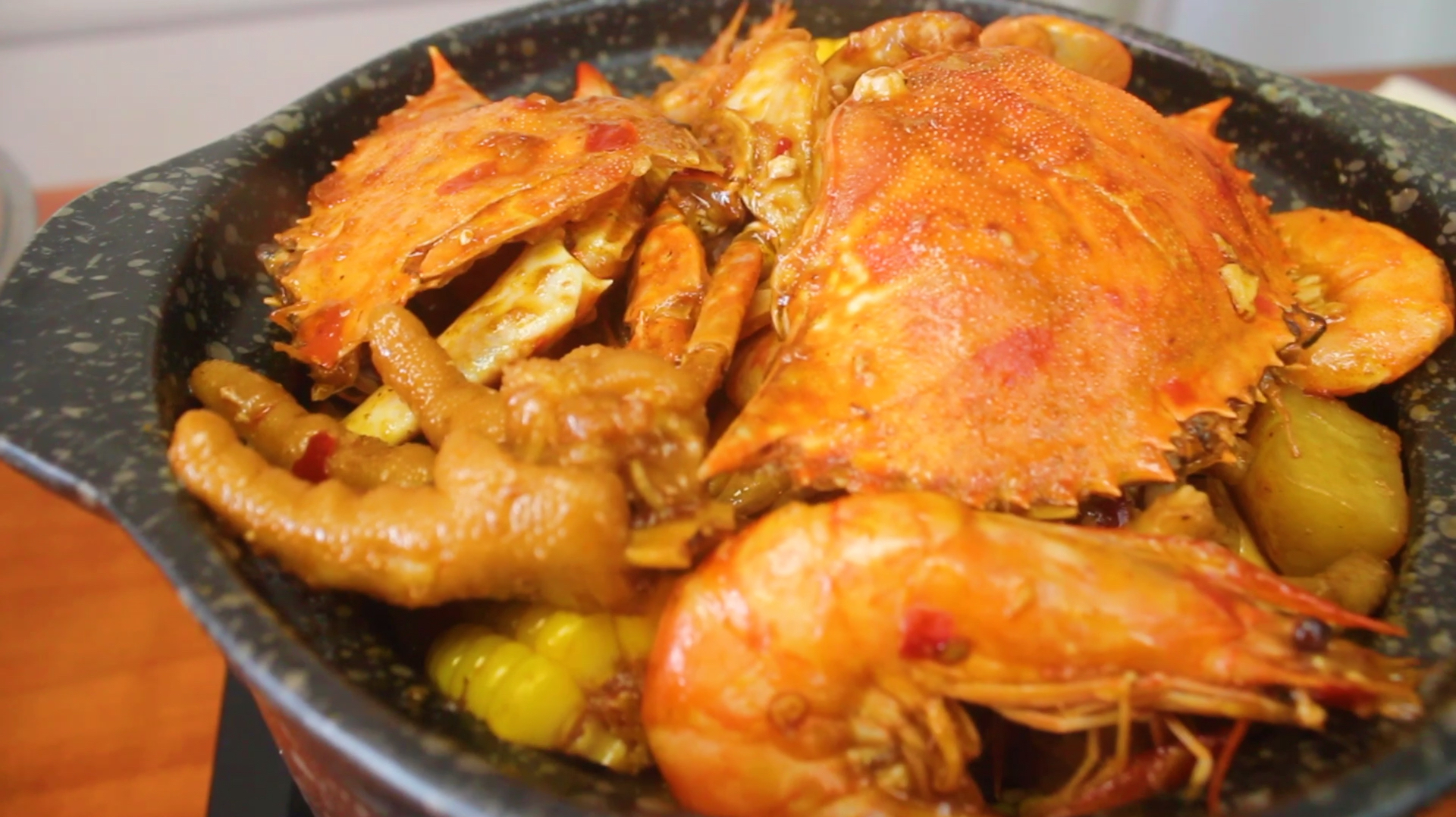 明虾鸡爪蟹肉煲的家常菜做法,香辣美味一波好评,3人份不足百元