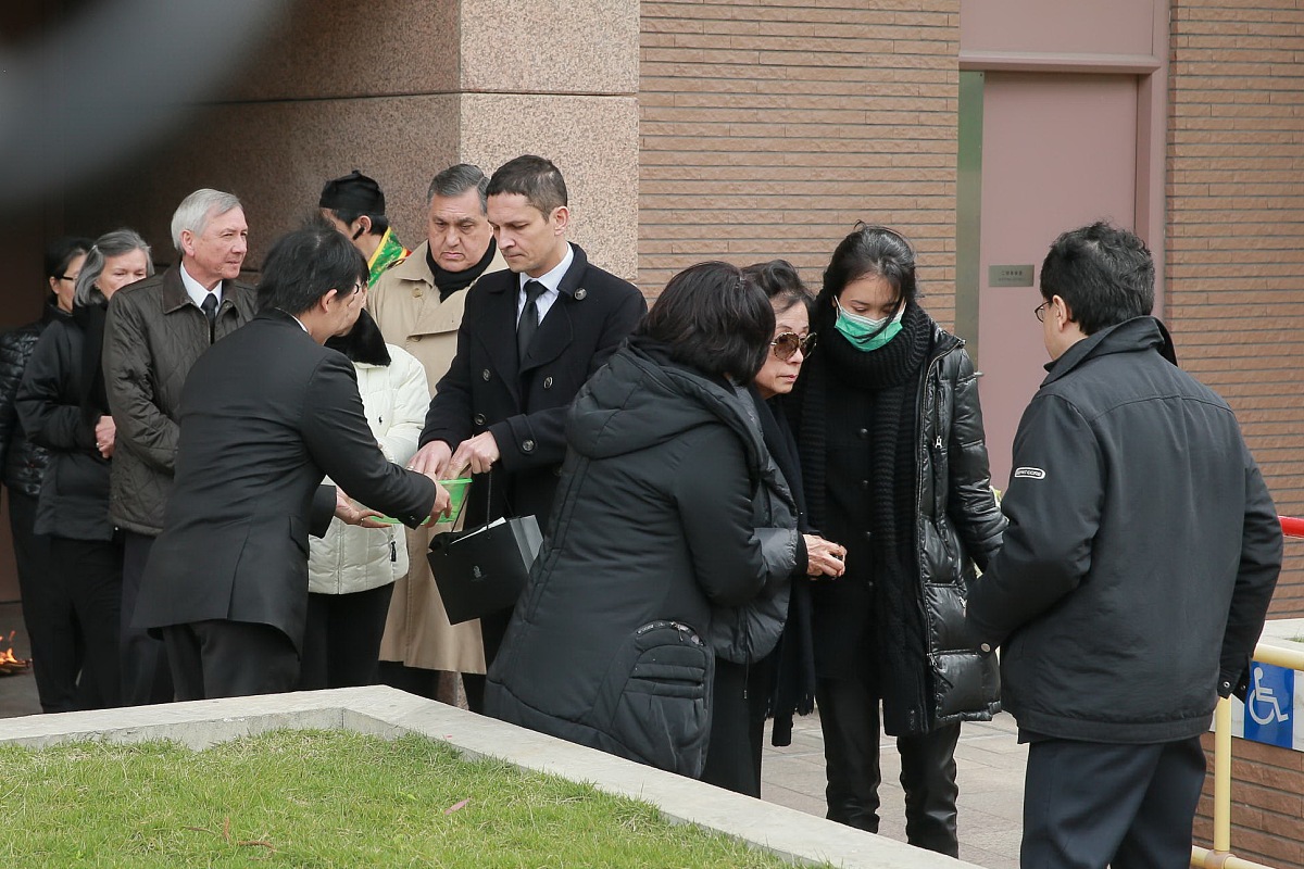 近日特斯拉创始人马斯克74岁的母亲梅耶·马斯克在社交平台上发文分享她的中国之行。在广州、厦门、成都等多地游玩后她表示：我在中国很愉快每个人都很友善。游侠网1 3月31日马斯克的母亲又来到了武汉在社交平台Instagram上晒出了9张图和网友们分享自己在武汉游览观光的经历。梅耶表示她参观了宋庆龄故居和江汉关博物馆等地并感叹中国悠久的历史令人着迷。游侠网2 据说梅耶此次来中国一