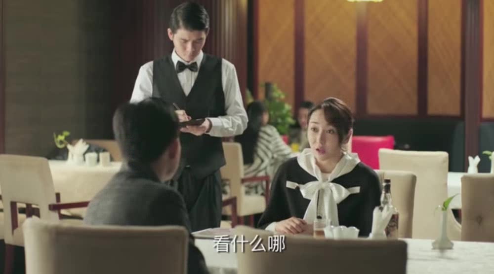 鸡毛飞上天:鸡毛逞能在西餐厅请美女吃饭,看到菜单的那一刻愣了