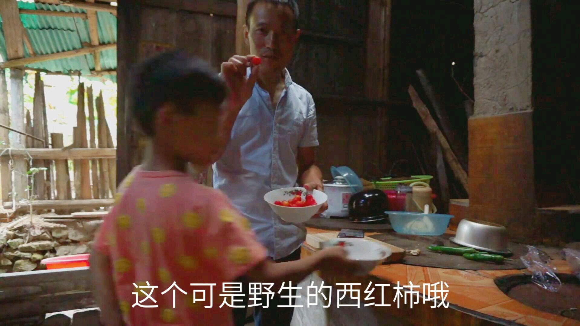 大姐送过来的野生小鱼,说是40块钱1斤,小伙做成红烧的。