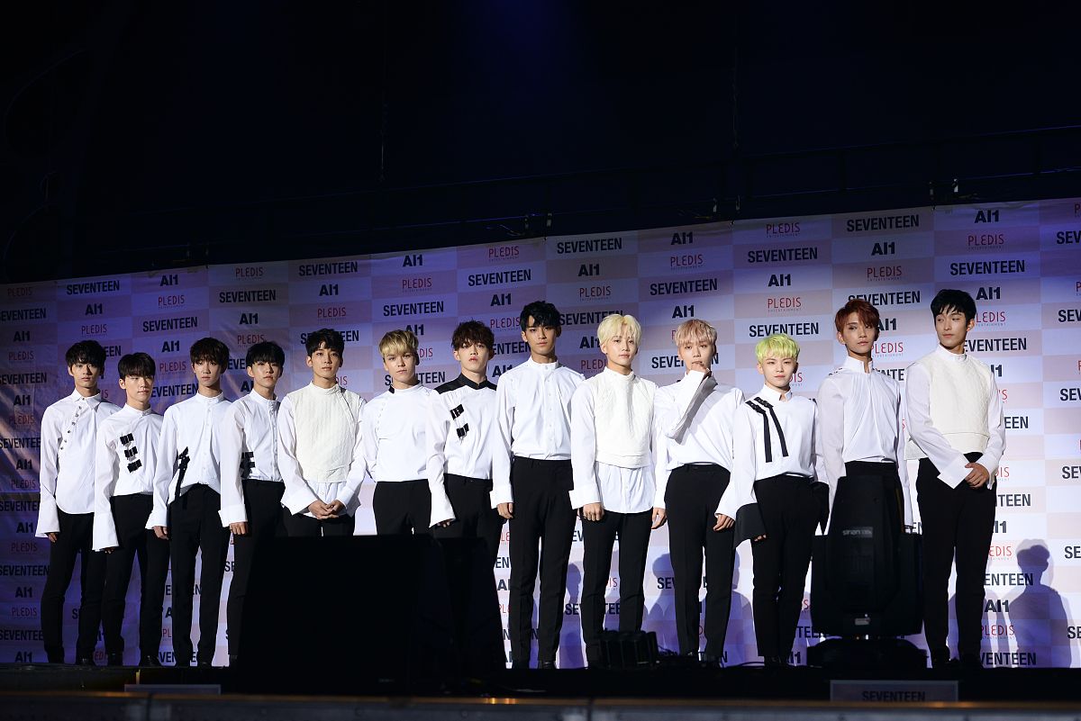男团seventeen在举行了新专辑《al1》showcase.在当天showcase最后,se