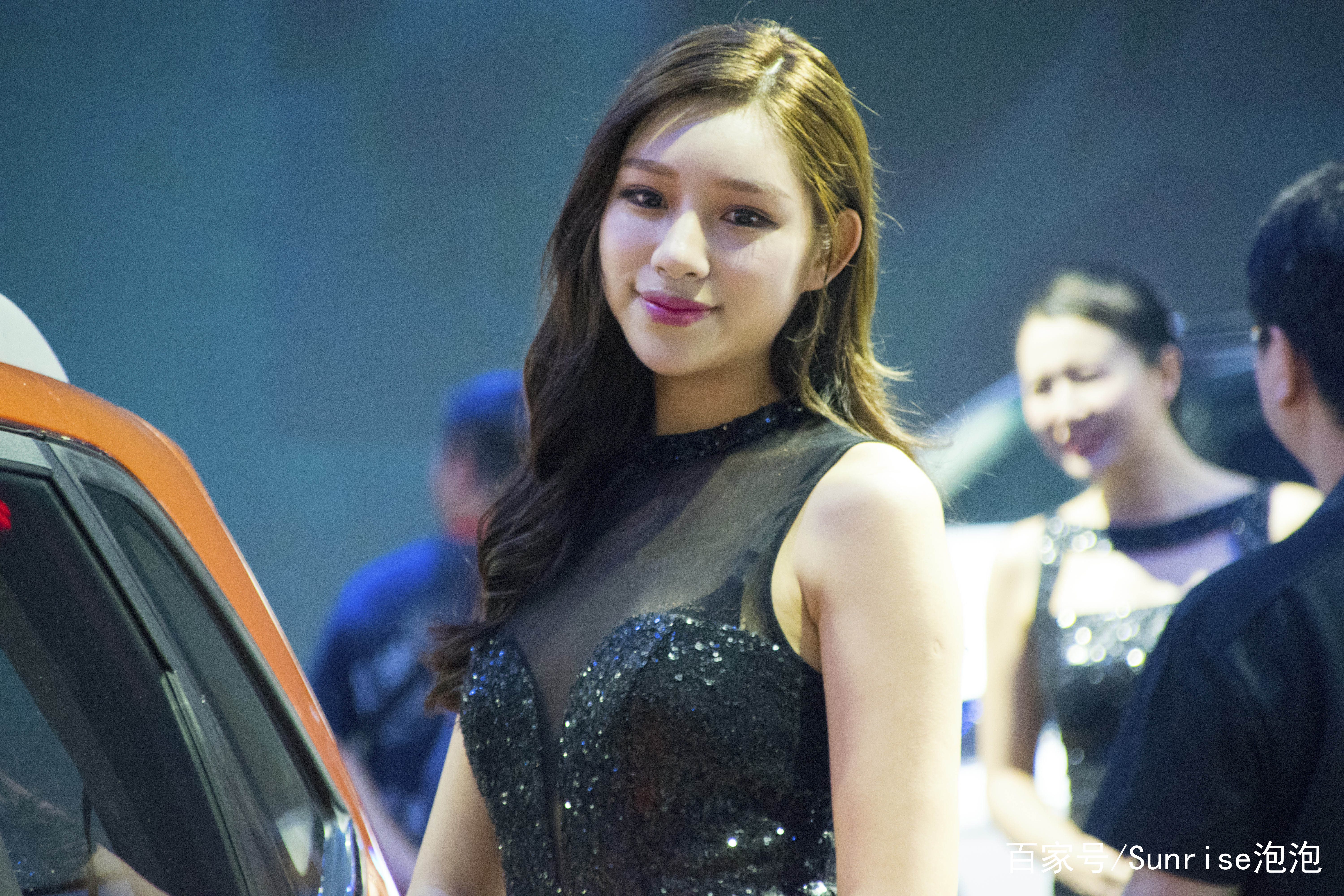 2018年成都国际车展开幕，来看看这些漂亮的车模小姐姐吧