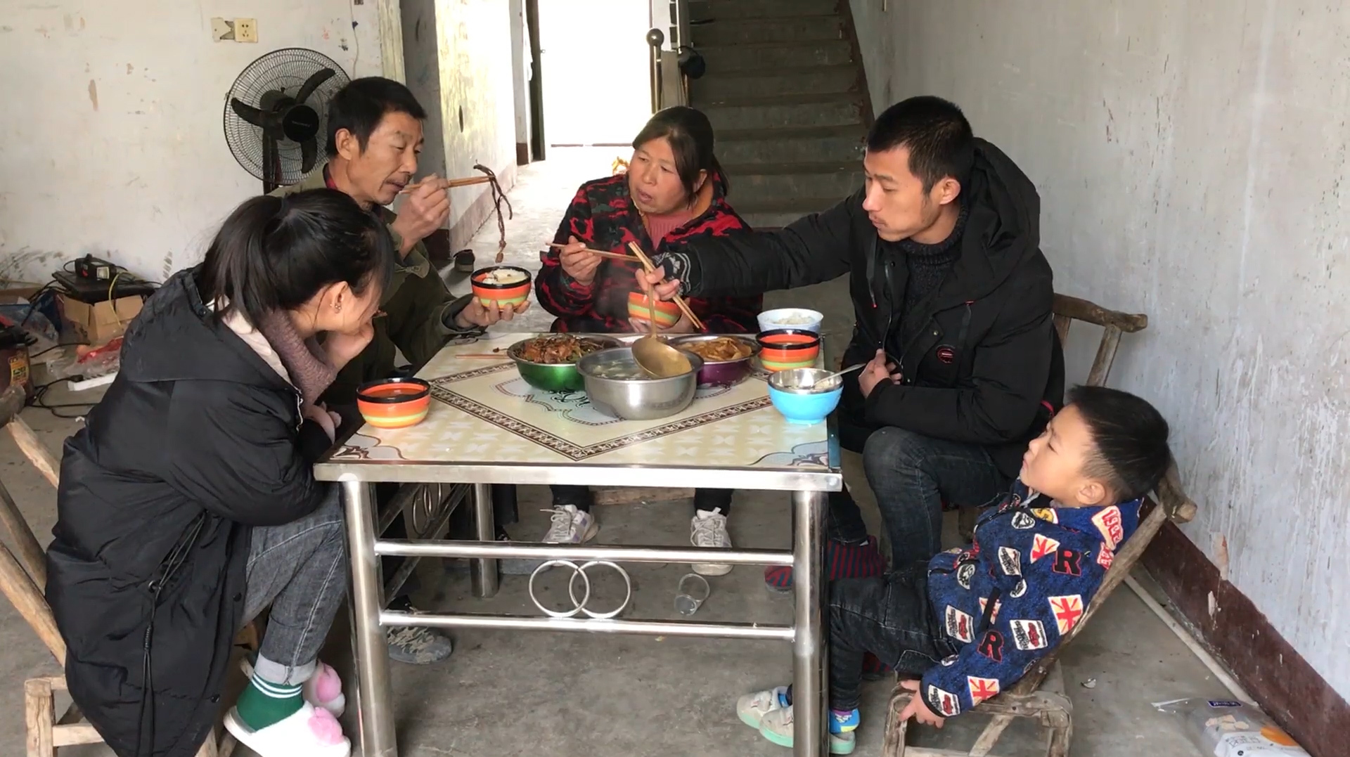 媳妇第一次做茶树菇炒猪肉,婆婆:吃着可劲道啊,公爹:泡的轻了