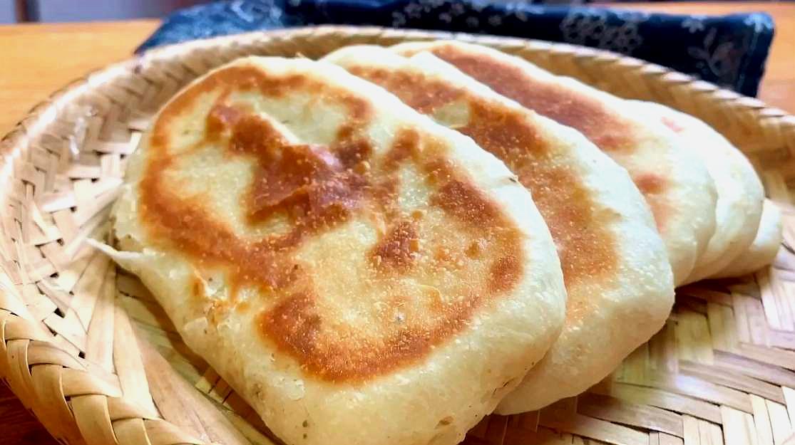在家自己做早餐,这椒盐烧饼最香,暄软多层,平底锅就能做