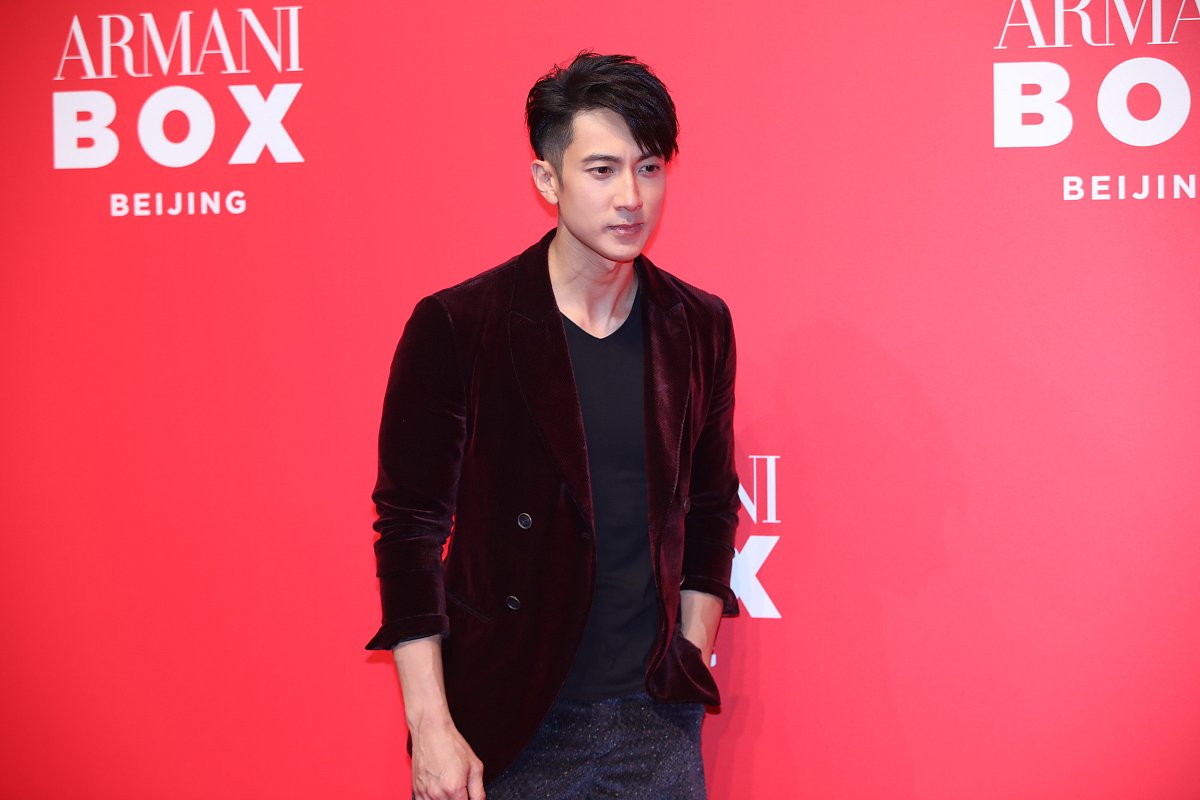 章子怡大秀长腿妆容精致获友人搂腰合影 "辣妈"张梓琳单手叉腰摆pose