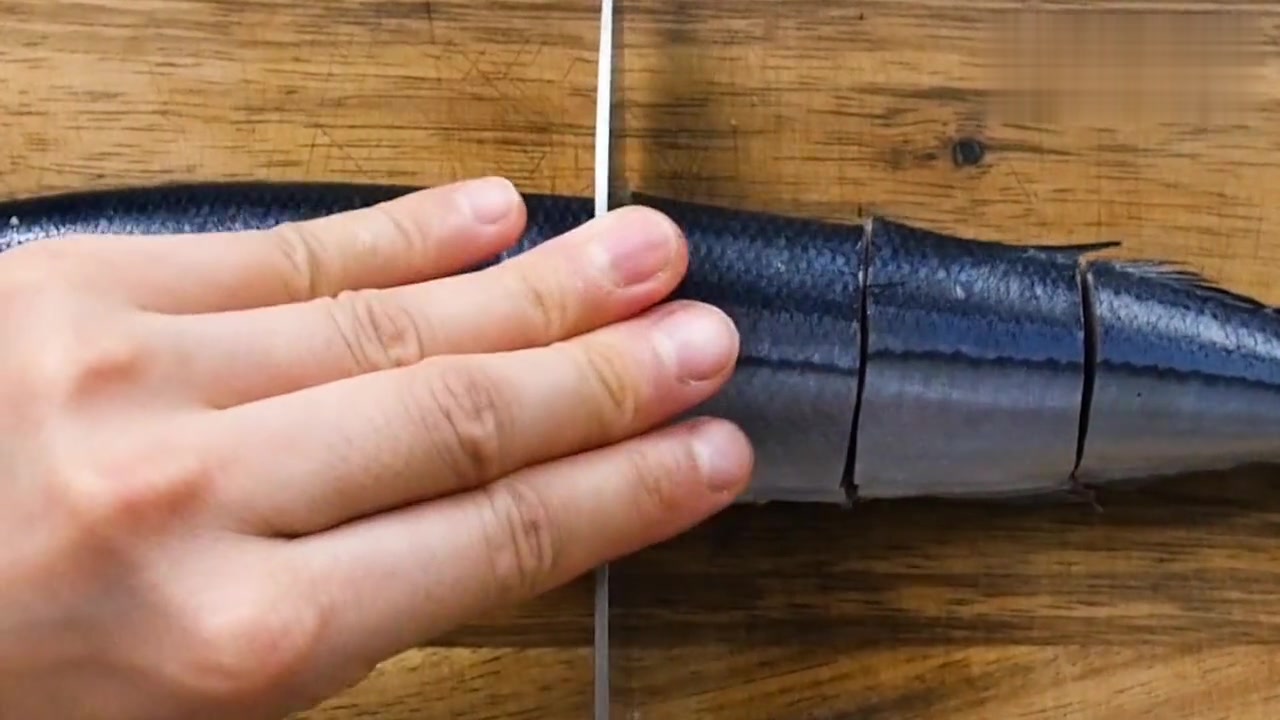 鲜美价廉的秋刀鱼,很多人不会烧,教您这个方法,外酥里嫩特别香