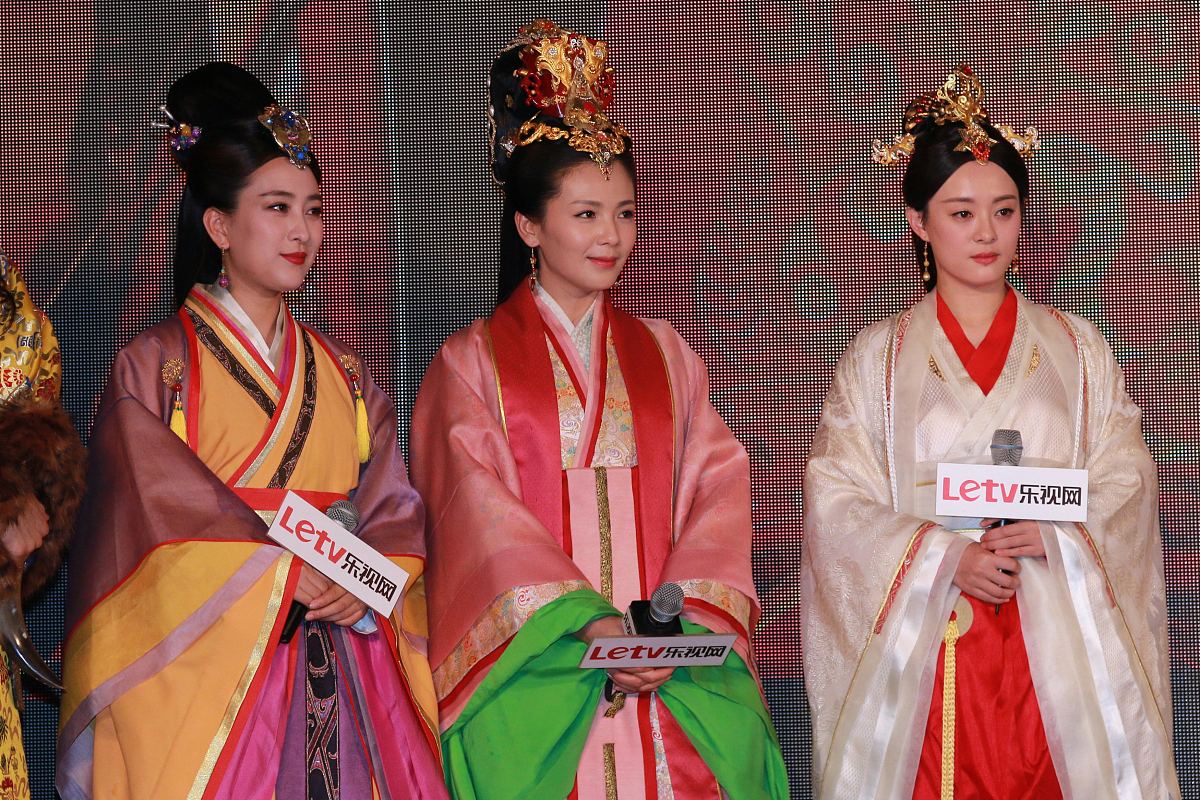 权臣冷千羽与皇后林雨汐的宫廷风波